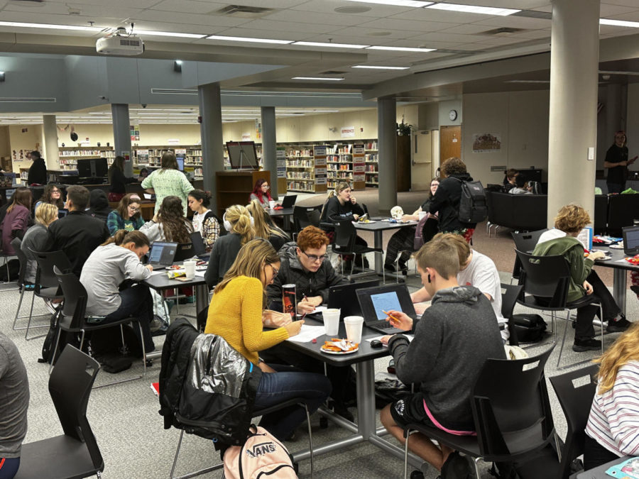 Peers+sit+together+as+they+work+on+homework+and+review+for+upcoming+finals.+Photo+by+Laura+Schwinn.